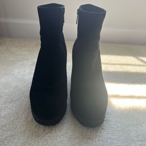 La CANADIENNE Black Ankle Boots Sleek Minimalist Design